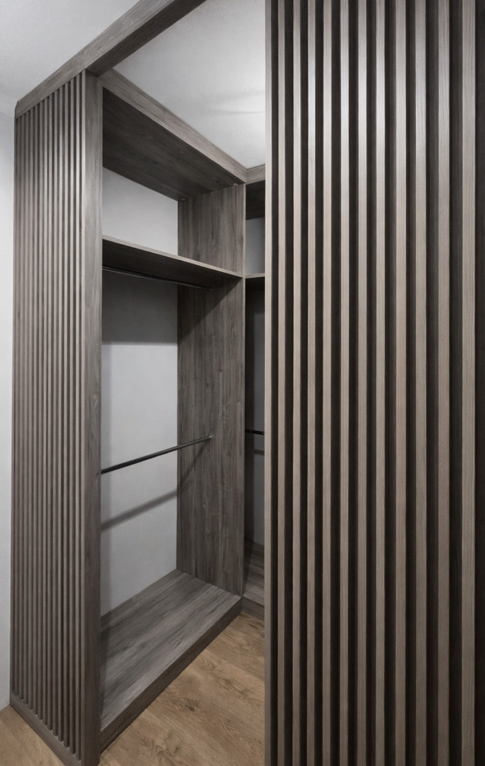 гардеробная с полками и ящиками