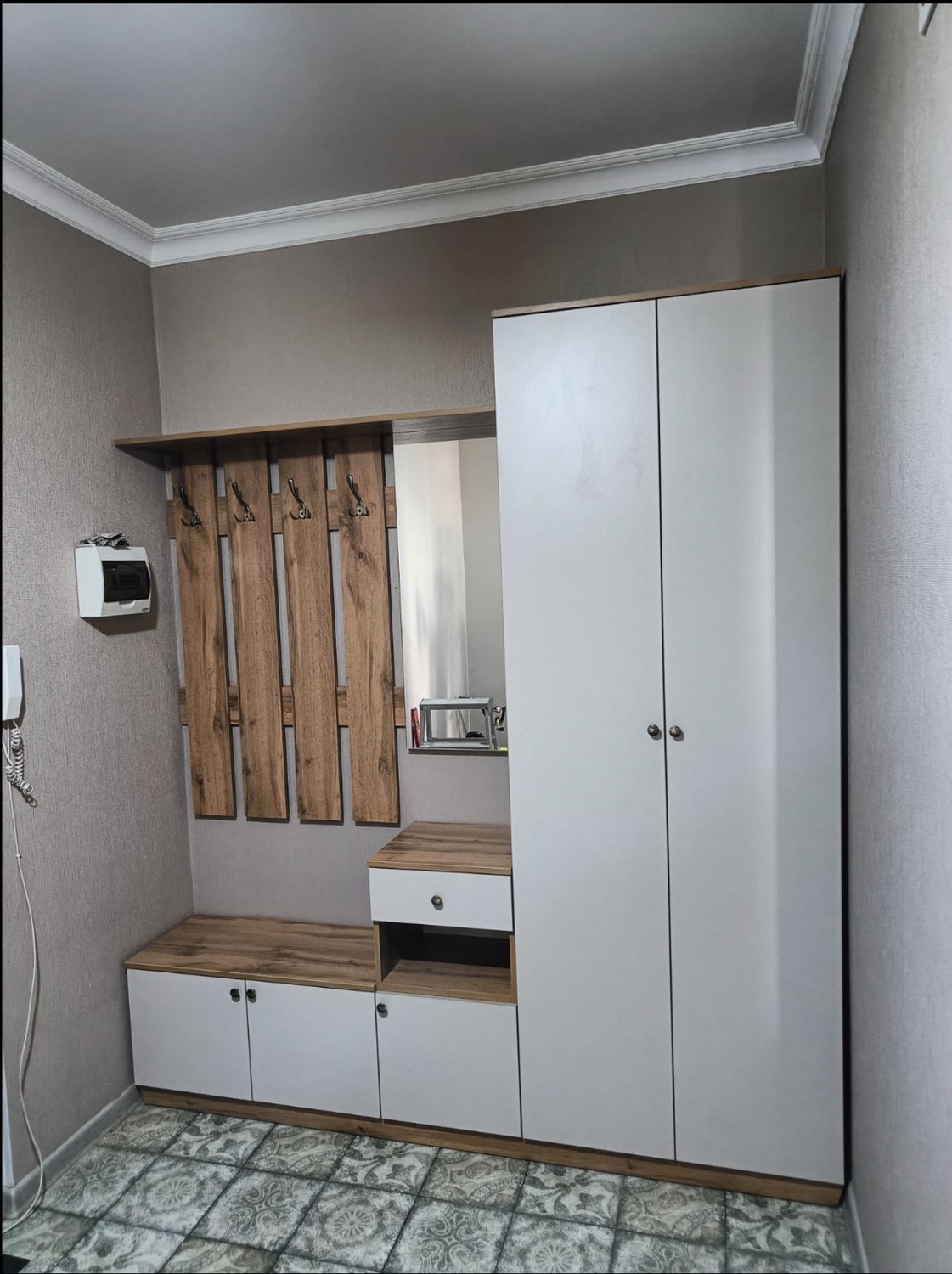 Светлая мебель для прихожей на заказ с зеркалом и шкафом